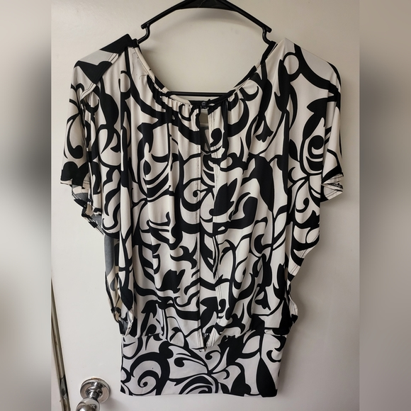 Beautiful blouse - Picture 2 of 2